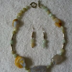 Necklace/earnings set